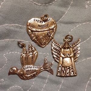 🌹WA everybody needs peace love an angel charms